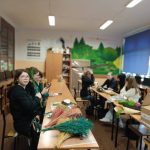 uczniowie tworzą ogrody wertykalne