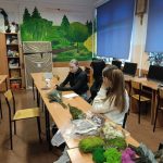 uczniowie tworzą ogrody wertykalne