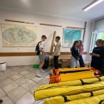 Zdjęcia z rozpakowywania sprzętu geodezyjnego