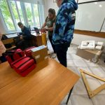 Zdjęcia z rozpakowywania sprzętu geodezyjnego