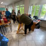 Zdjęcia z rozpakowywania sprzętu geodezyjnego