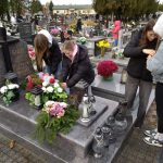 Uczczenie pamięci Franciszka Golika- uczniowie składają kwiaty i palą znicze przy grobie