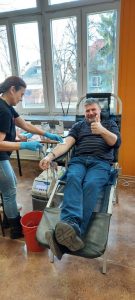 akcja honorowego poboru krwi - kobieta pobiera krew mężczyźnie