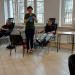 Otwarty pobór krwi, na zdjęciach osoby podczas poboru krwi