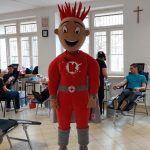 Otwarty pobór krwi, na zdjęciach osoby podczas poboru krwi